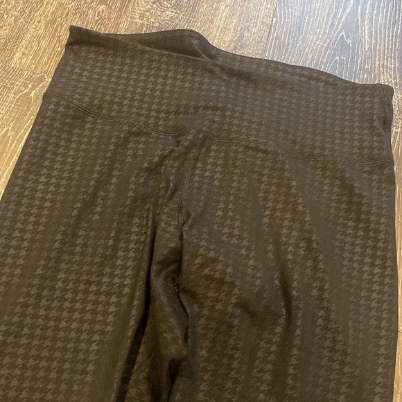 Houndstooth Active Leggings - Picture 2 of 3